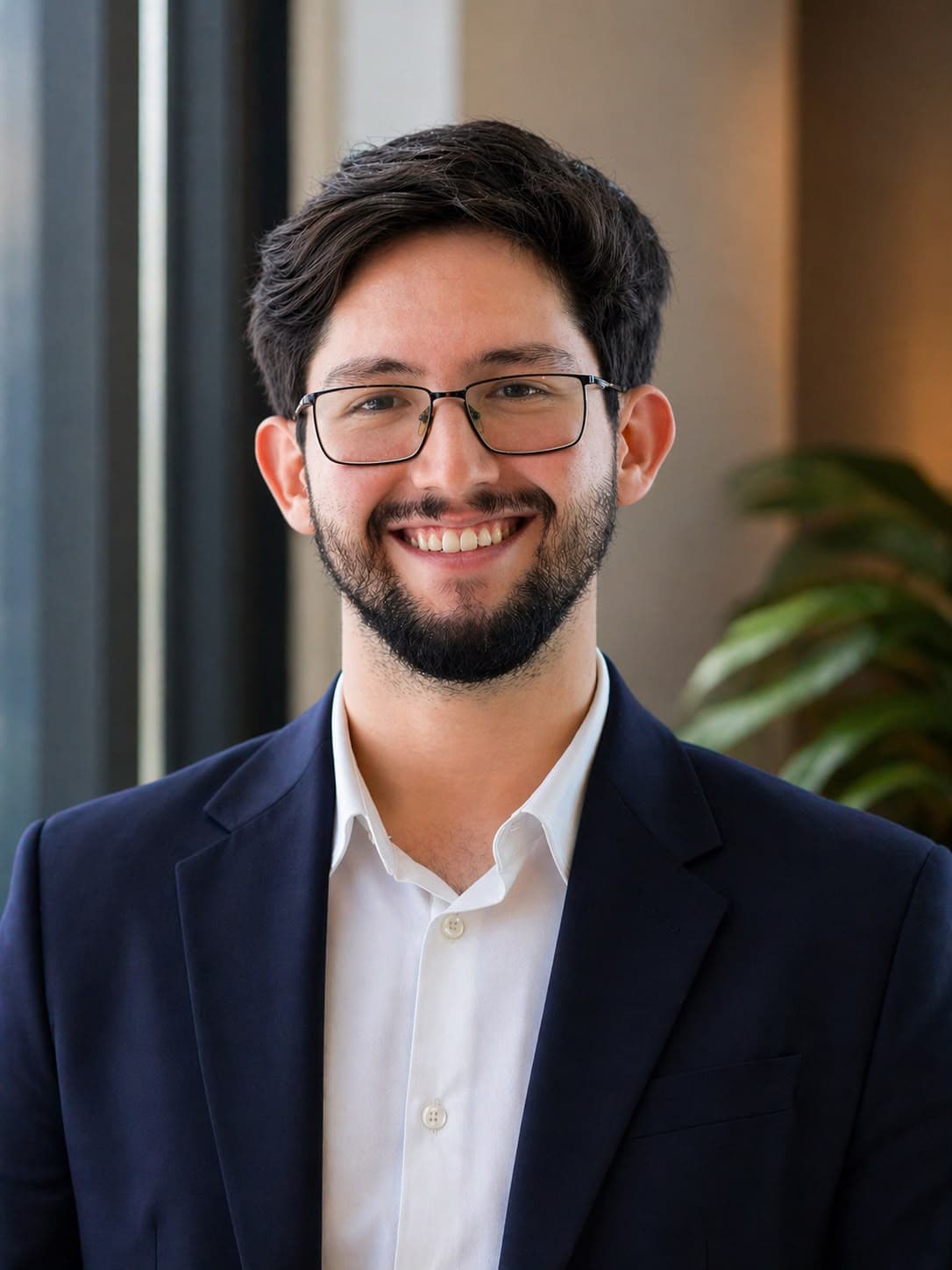 João Henrique Jacinto, de blazer, num retrato com fundo claro